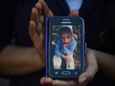 Catarina Gomez Lucas, soeur du petit Felipe Gomez, mort en rétention aux Etats-Unis, montre une photo de son frère sur son téléphone portable - JOHAN ORDONEZ [AFP/Archives]