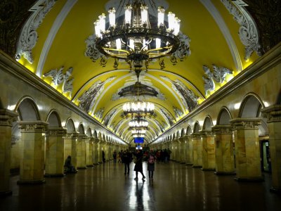 Le métro moscovite construit comme un "Palais du peuple", ici station Komsomolskaïa le 1e novembre 2017. - Yuri KADOBNOV [AFP/Archives]