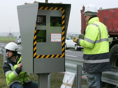 Installation du 1000e radar automatique au bord de la N2 dans le sens Paris-Soissons où la limitation de vitesse est fixée à 50km/heure, le 22 décembre 2005 à Peroy-les-Gombries (Oise) - PIERRE ANDRIEU [AFP/Archives]
