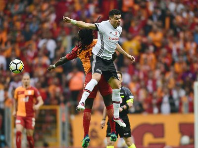 Pepe, alors au Besiktas Istanbul (blanc) à la lutte avec l'attaquant de Galatasaray Bafetimbi Gomis, le 29 avril 2018 à Istanbul - OZAN KOSE [AFP/Archives]