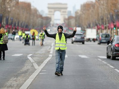 Un "gilet jaune" sur les Champs-Elysées, le 22 décembre 2018 - Zakaria ABDELKAFI [AFP/Archives]