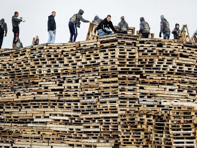 Des habitants construisent un bûcher le plus grand possible pour le Nouvel An sur la plage de Scheveningen aux Pays-Bas, le 27 décembre 2018 - Robin van Lonkhuijsen [ANP/AFP]