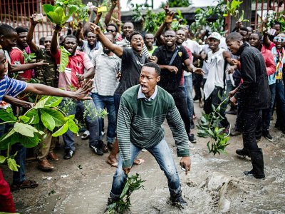 Des électeurs en colère attendent de pouvoir voter à Kinshasa, le 30 décembre 2018 - Luis TATO [AFP]
