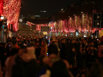 Foule sur sur les Champs Elysées, le 31 décembre 2018 à Paris - Zakaria ABDELKAFI [AFP]