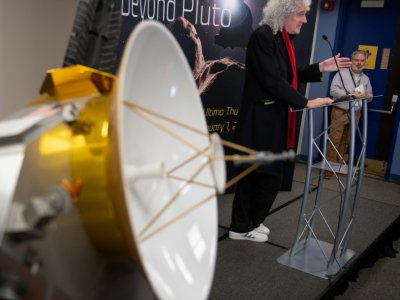 Brian May, guitariste et astrophysicien présente le 31 décembre 2018 depuis  l'université Hopkins à Laurel dans le Maryland, le trajet de la sonde New Horizons qui a survolé l'objet céleste le plus éloigné de la Terre - NASA/Bill Ingalls [NASA/AFP]