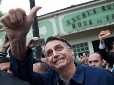 Le candidat d'extrême droite à la présidentielle Jair Bolsonaro salue ses partisans après avoir voté lors du 1er tour, le 7 octobre 2018 à Rio de Janeiro, au Brésil - Fernando Souza [AFP]