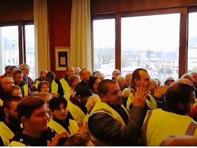 À Saint-Lô, les Gilets jaunes s'invitent aux vœux de la mairie - Capture écran vidéo Gilets jaunes Saint-Lô