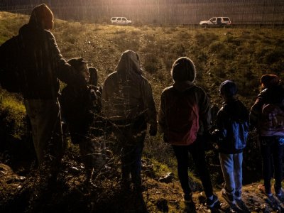 Un groupe de migrants originaires d'Amérique centrale photographiés la nuit du 31 décembre 2018 à la frontière américano-mexicaine à Tijuana. - Guillermo Arias [AFP]