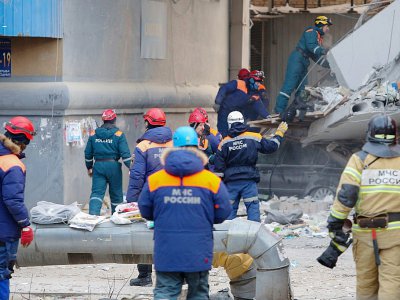 Des sauveteurs travaillent le 2 janvier 2019 sur le site d'un immeuble ravagé deux jours auparavant par une explosion de gaz à Magnitogorsk dans l'Oural russe - STR [AFP]