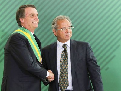 L'économiste ultra-libéral Paulo Guedes, ici le 1er janvier 2019 avec Jair Bolsonaro, est chargé du portefeuille de l'Economie - Sergio LIMA [AFP]