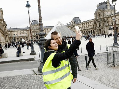 "Gilets jaunes" devant la pyramide du Louvre, à Paris, le 2 décembre 2018 - Sameer Al-Doumy [AFP/Archives]
