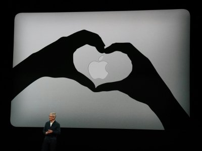 Le PDG d'Apple, Tim Cook, présente les nouveautés de la marque à New York le 30 octobre 2018 - TIMOTHY A. CLARY [AFP/Archives]
