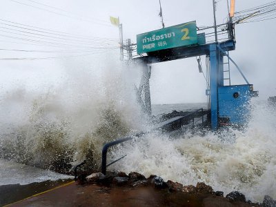 Un quai à moitié submergé dans la province de Surat Thani, dans le sud de la Thaïlande, à l'arrivée de la tempête tropicale Pabuk, le 4 janvier 2019 - Lillian SUWANRUMPHA [AFP]