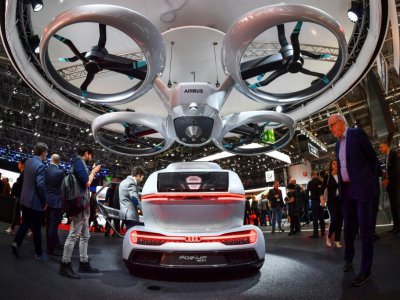 Plusieurs prototypes de voitures volantes ont déjà été dévoilé comme le "Pop.up next" de Audi, italdesign et Airbus ici au Salon auto de Genève en mars 2018 - Fabrice COFFRINI [AFP/Archives]