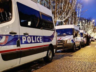 Voitures de police sur les Champs-Élysées à l'aube du 5 janvier 2019 - Geoffroy VAN DER HASSELT [AFP]