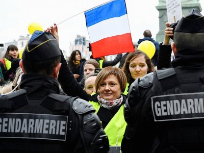 Des femmes "gilets jaunes" face aux gendarmes le 6 janvier 2019 lors de leur rassemblement à Paris - Bertrand GUAY [AFP]