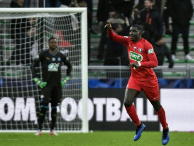 Le défenseur d'Andrézieux Bryan Ngwabije ravi d'avoir marqué un but à Steve Mandanda, le gardien de Marseille à Saint-Etienne, le 6 janvier 2019 - JEFF PACHOUD [AFP]