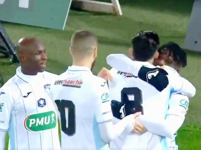 La joie de Assifuah dans les bras de Fehrat, sous les yeux de Lekhal et Camara, sur l'unique but du match pour les Havrais.  - Sylvain Letouzé