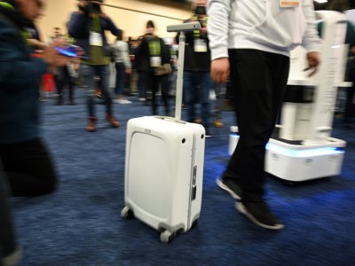 Une valise Ovis équipée d'IA suit Zhaoqiang Chen dans les allées du CES à Las Vegas, le 6 janvier  2019 - Robyn Beck [AFP]