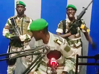 Capture d'écran prise sur YouTube, le 7 janvier 2019, de soldats gabonais quittant les studios de radio télévision après avoir délivré un message appelant à l'armée et la population à se soulever - - [YOUTUBE/AFP]