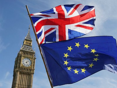 Un drapeau de l'Union européenne et un drapeau du Royaume-Uni le 25 mars 2017 à Londres - Daniel LEAL-OLIVAS [AFP/Archives]