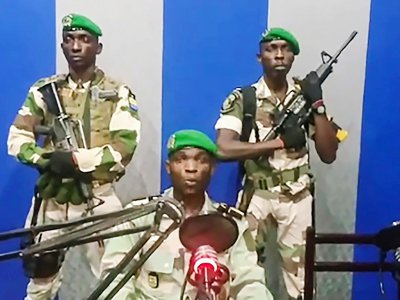 Capture d'écran d'une video diffusée sur YouTube le 7 janvier 2019 de soldats gabonais dans les locaux de la télévision et radio  publique appelant la population à un soulèvement - - [YOUTUBE/AFP]