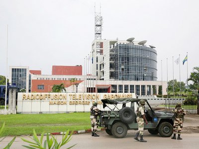 Des soldats gabonais devant le siège de la radio-télévision nationale (RTG) à Libreville, le 7 janvier 2019 - Steve JORDAN [AFP]
