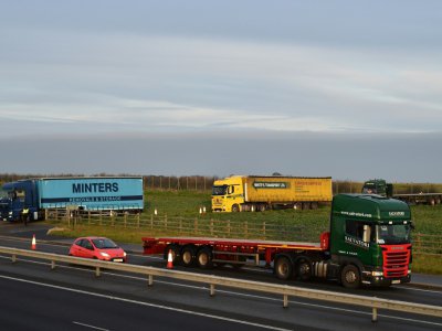 Des camions quittent l'aéroport désaffecté de Manston près de Ramsgate dans le sud-est de l'Angleterre pour un exercice avant le Brexit afin d'éviter les embouteillages, le 7 janvier 2019 - Glyn KIRK [AFP]