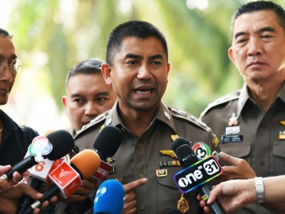 Le chef de la police de l'immigration thaïlandaise, Surachate Hakparn (C), parle aux journalistes devant l'ambassade saoudienne après un entretien avec des responsables saoudiens, à Bangkok le 8 janvier 2019 - Lillian SUWANRUMPHA [AFP]