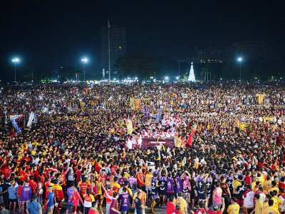 Une immense foule de fidèles catholiques entoure la statue de Jésus lors de la procession annuelle du "Nazaréen Noir" à Manille le 9 janvier 2019 - Ted ALJIBE [AFP]