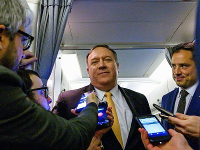 Le chef de la diplomatie américaine Mike Pompeo parle à la presse dans un avion qui l'emmène au Moyen-Orient le 7 janvier 2019 - ANDREW CABALLERO-REYNOLDS [POOL/AFP]