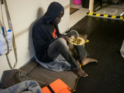 Un migrant secouru en Méditerranée se restaure à bord du Sea Watch 3 le 5 janvier 2019. Deux cent vingt migrants débarqués à Malte seront redistribués dans d'autres pays de l'UE - FEDERICO SCOPPA [AFP/Archives]