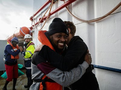 Un migrant salue un membre de l'ONG à bord du Sea Watch 3 avant de débarquer à Malte le 9 janvier 2019 - FEDERICO SCOPPA [AFP]