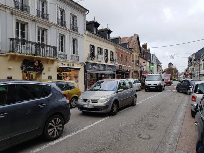 La commune rurale proche de la métropole rouennaise a su garder un centre-ville commerçant. - Pierre Durand-Gratian