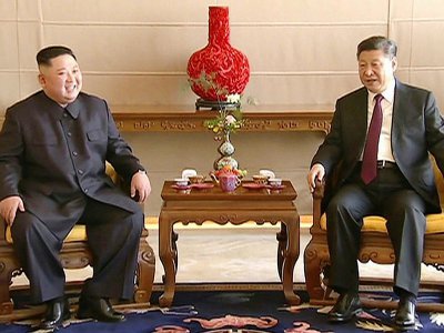 Capture d'écran de la télévision chinoise CCTV du président chinois Xi Jinping (d) et du leader nord-coréen Kim Jong Un, le 9 janvier 2019 à Pékin - CCTV [CCTV/AFP]