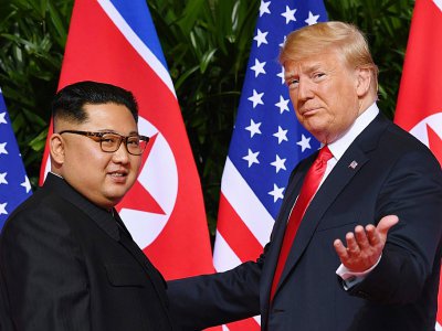 Le président américain Donald Trump (d) et le leader nord-coréen Kim Jong Un (g), le 12 juin 2018 à Singapour - SAUL LOEB [AFP/Archives]