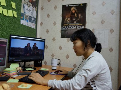 La cinéaste Lioubov Borissova travaille sur son film dans les studios de la société de production SakhaFilm, le 29 novembre 2018 à Iakoutsk, en Russie - Maria ANTONOVA [AFP]