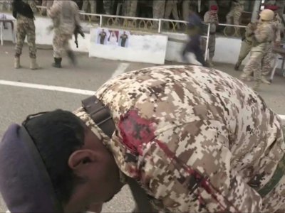 Une capture d'image d'une vidéo obtenue par l'AFPTV montrant un soldat yéménite blessé dans une attaque de drone contre une parade militaire sur la base loyaliste d'Al-Anad qui a fait au mois six morts le 10 janvier 2019 - Nabil HASAN [AFP]