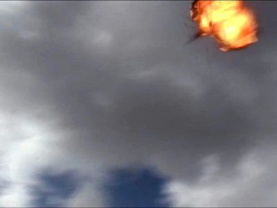 une capture d'image d'une vidéo obtenue par l'AFPTV montrant l'explosion d'un drone sur la base loyaliste d'Al-Anad dans le sud du Yémen le 10 janvier 2019 qui a tué au moins six militaires - Nabil HASAN [AFP]