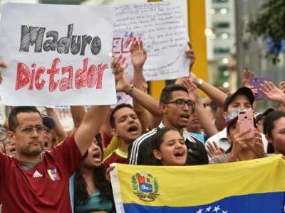 Des Vénézuéliens antichavistes manifestent devant l'ambassade de leur pays, le 10 janvier 2019 à Lima, au Pérou - Cris BOURONCLE [AFP]