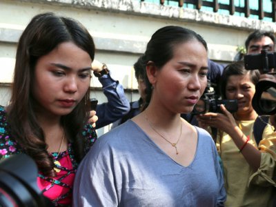 Chit Su Win (gà et Panei Mon (d), les épouses des journalistes de Reuters Kyaw Soe Oo et Wa Lone, condamnés à nouveau en appel à sept ans de prison, sortent du tribunal de Rangoun, le 11 janvier 2019 en Birmanie - Sai Aung MAIN [AFP]