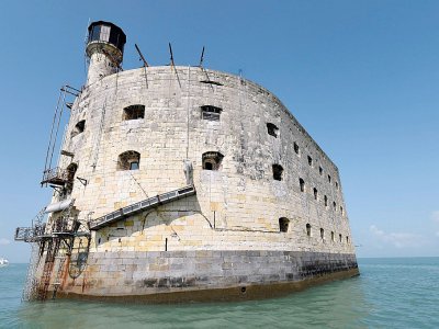 Fort Boyard, le vaisseau de pierre, rendui célèbre par l'émission télévisée éponyme, entre l'île d'Aix et l'île d'Oléron, le 6 juin 2017 - MEHDI FEDOUACH [AFP/Archives]