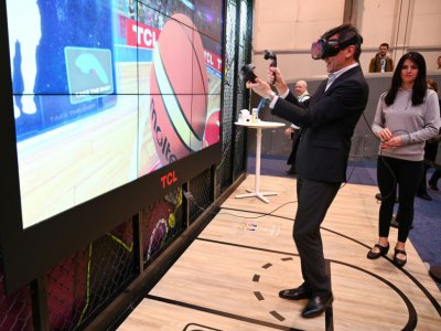 Un visiteur joue à un jeu de réalité virtuelle au stand TCL, le 10 janvier 2019 au CES de Las Vegas - Robyn Beck [AFP]