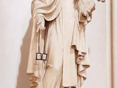 La statue de la sainte Vierge demeure seule dans ce transept de l'église. - Maÿlis Leclerc-de-Sonis