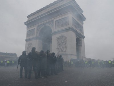 Les forces de l'ordre face aux manifestants  près de l'Arc de Triomphe à Paris, le 12 janvier 2019 - Thomas SAMSON [AFP]