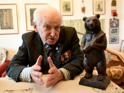 L'ancien soldat Wojciech Narebski à côté une statuette de l'ours Wojtek, le 14 novembre 2018 à Cracovie, en Pologne - Janek SKARZYNSKI [AFP]