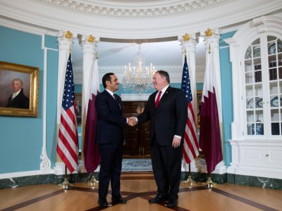 Le secrétaire d'Etat américain Mike Pompeo (D) reçoit à Washington le ministre des Affaires étrangères qatari Mohammed ben Abderrahmane Al-Thani, le 21 août 2018 - SAUL LOEB [AFP/Archives]