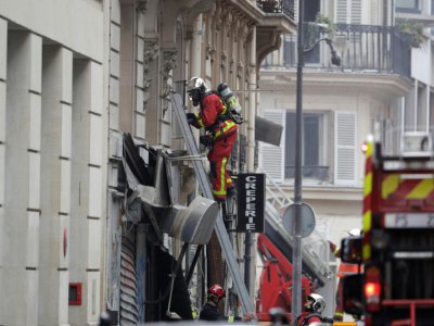 Des pompiers sur les lieux d'une explosion qui s'est produite dans une boulangerie, le 12 janvier 2019 dans le 9e arrondissement de Paris - Geoffroy VAN DER HASSELT [AFP]