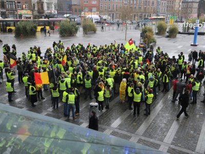 Des personnes rassemblées après la mort d'un membre des "gilets jaunes", le 12 janvier 2019 à Visé, en Belgique - SOPHIE KIP [Belga/AFP]