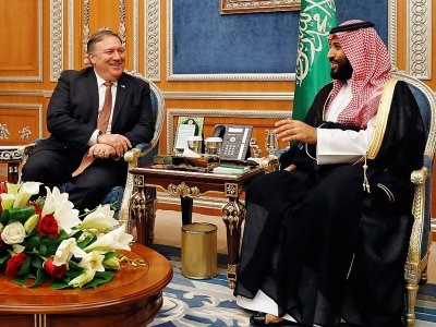 Le chef de la diplomatie américaine Mike Pompeo (G) avec le prince héritier saoudien Mohammed ben Salmane (D), lors d'un déplacement à Ryad le 16 octobre 2018, deux semaines après le meurtre du journaliste saoudien Jamal Khashoggi à Istanbul - LEAH MILLIS [POOL/AFP/Archives]